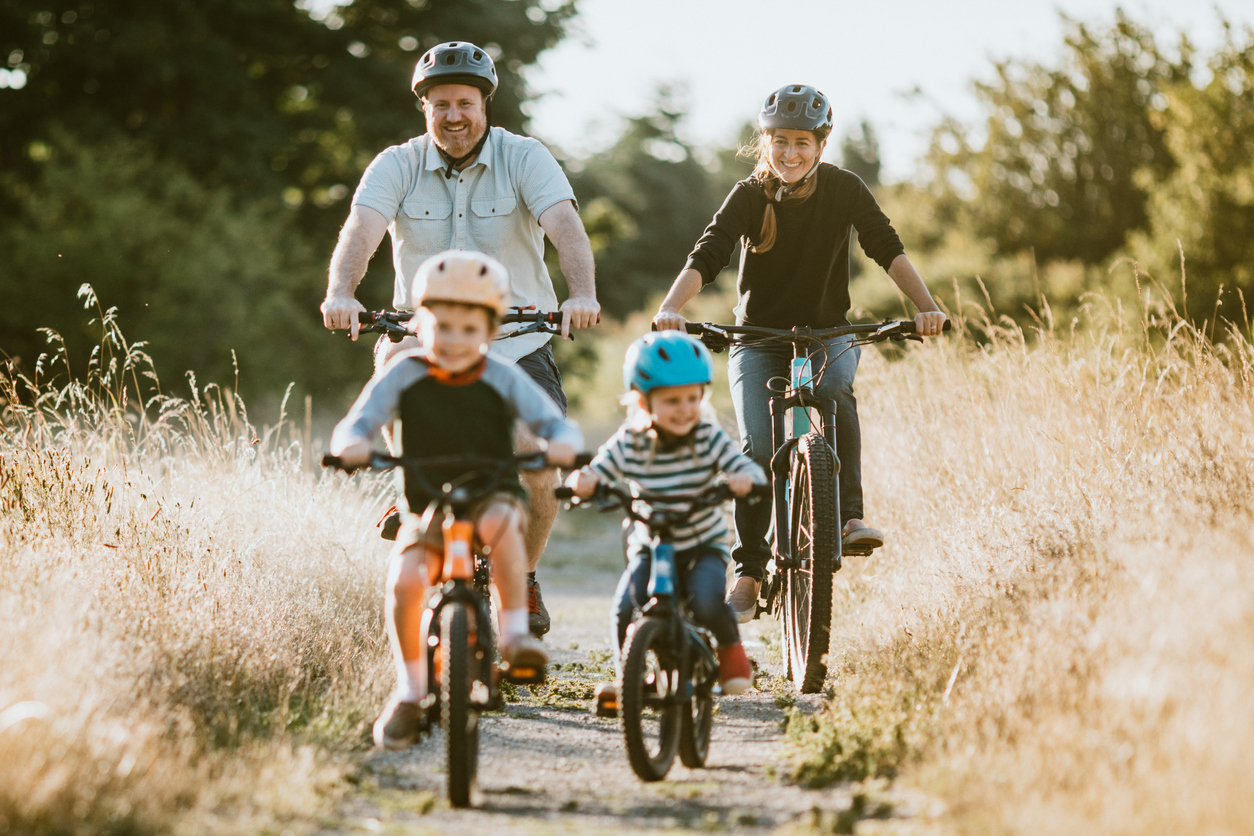 iStock-1164431300_familie på sykkeltur.jpg
